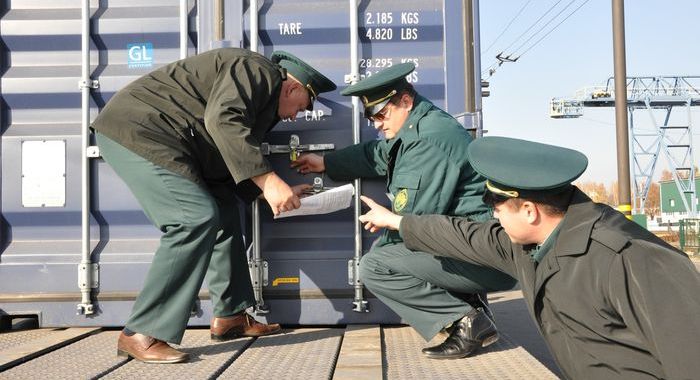 Таможенник